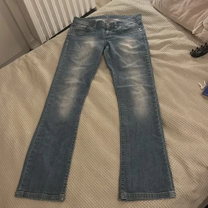 Blå lågmidjade jeans  - Säljer dessa supersnygga blåa jeans!!! As najs modell och lågmidjade! 
