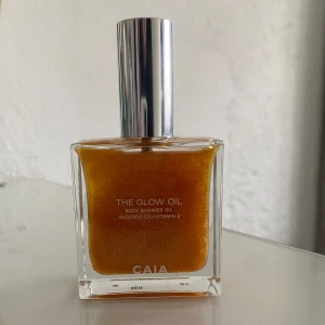 The Glow Oil från CAIA - The Glow Oil från CAIA. Skimrande kroppsolja/bodyoil med avokadoolja och vitamin E. Använd 1 gång på handen. 