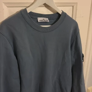 Stone Island tröja - En stilren Stone Island sweatshirt i storlek M, näst intill nyskick. Köpt på NK Göteborg. Skriv vid funderingar!