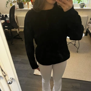 Svart stickad tröja - Säljer denna svarat stickade tröjan. Den är nopprig