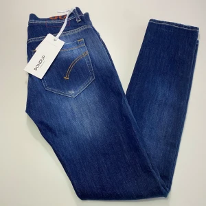 Dondup jeans - Säljer dessa helt nya dondup jeans med tags kvar i den populära modellen george. Jeansen är i storlek 29. Nypris ligger runt 3000. Säljs för endast 999! Kom privat för fler frågor eller funderingar!
