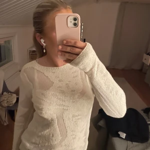Vit stickad tröja från Zara - Säljer en stilren vit stickad tröja från Zara. Sparsamt använd! Storlek S