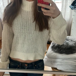 Vit stickad tröja - Säljer en mysig vit stickad tröja med hög krage från hm. Använder inte längre