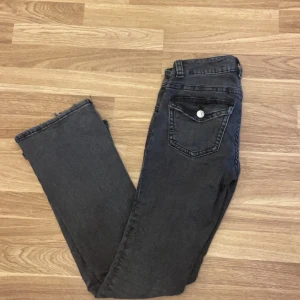 Svarta jeans från Gina Tricot - Säljer då de inte kommer till användning. Är 162 och de nåt hela vägen ner till golvet❣️