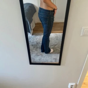 Supetsnyggq lågmidjade lee jeans  - Snygga blå jeans med bootcut-stil och klassisk femficksdesign. De har en knapp och dragkedja framtill. Jeansen har jag själv sytt så att de är ännu mer lågmidjade, men det är inget man märker. Skriv vid frågor💗