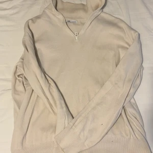 Vit vanilj zara halv zip tröja  - Jag säljer min zara tröja eftersom den har bara legat i min garderob oanvänd, tröjan är lite skrinklig men det är bara att stryka så blir de bra. Skick 10/10