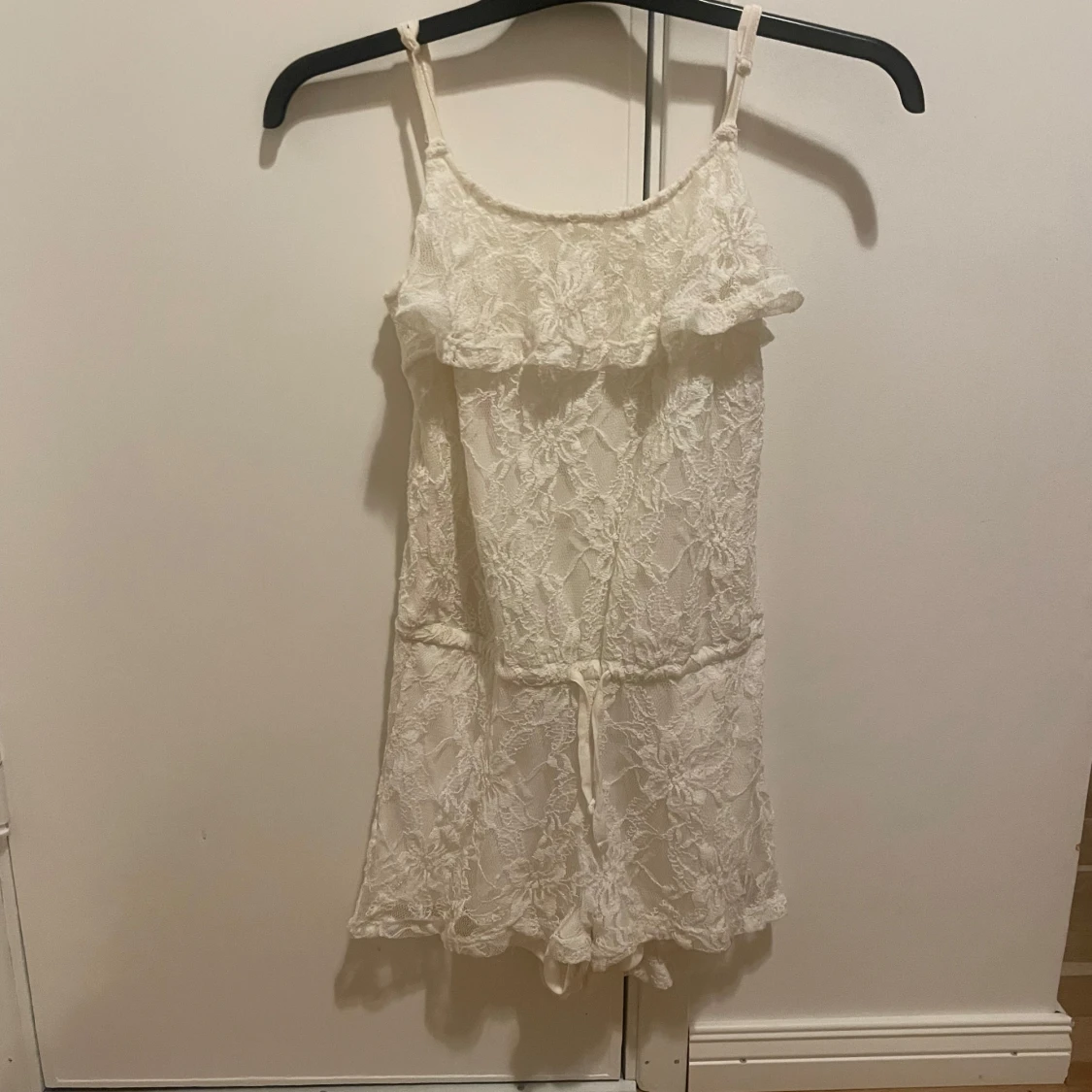 Vit spetsklänning 