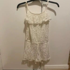 Vit spetsklänning  - En vit gullig kort klänning med spets 