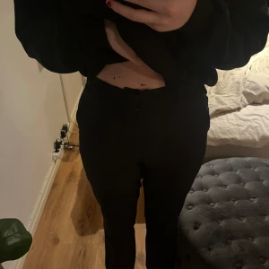 Svarta kostymbyxor från Bik Bok - Snygga svarta kostymbyxor med hög midja😍fickor baktill och även på sidan av byxan! Sitter mycket bra och skönt, även bra längd på mig som 175cm lång!!💓