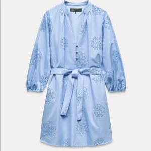 Blå klänning från Zara  - Säljer en söt blå klänning från Zara med knappar framtill och ett knytband i midjan. Klänningen är jättefin men är lite för liten för mig 🩷🩷