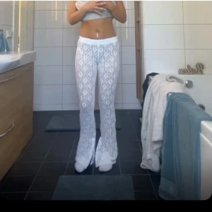 Vita spetsbyxor - Snygga vita spetsbyxor ifrån zara! Inga undershorts finns till, men har ett par ifall man är intresserad. De är lite smutsiga ner till men inget man kan tänker på o kan gå bort i tvätten. De har också slits ner till (kan posta samma dag som köp)