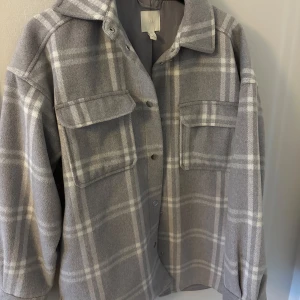 Grå rutig overshirt från H&M - Tunnare jacka till våren, använd två gånger 🥰