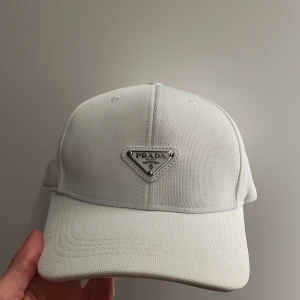 Prada keps - Nypris 5980kr! Prada keps som passar alla för övrigt info skriv gärna!