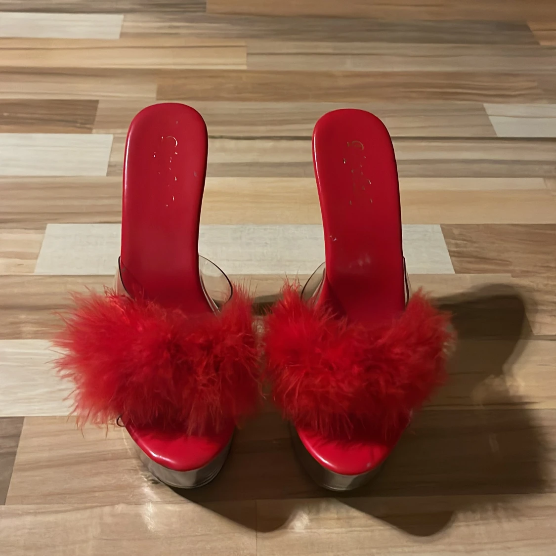 Röda klackskor med fjädrar