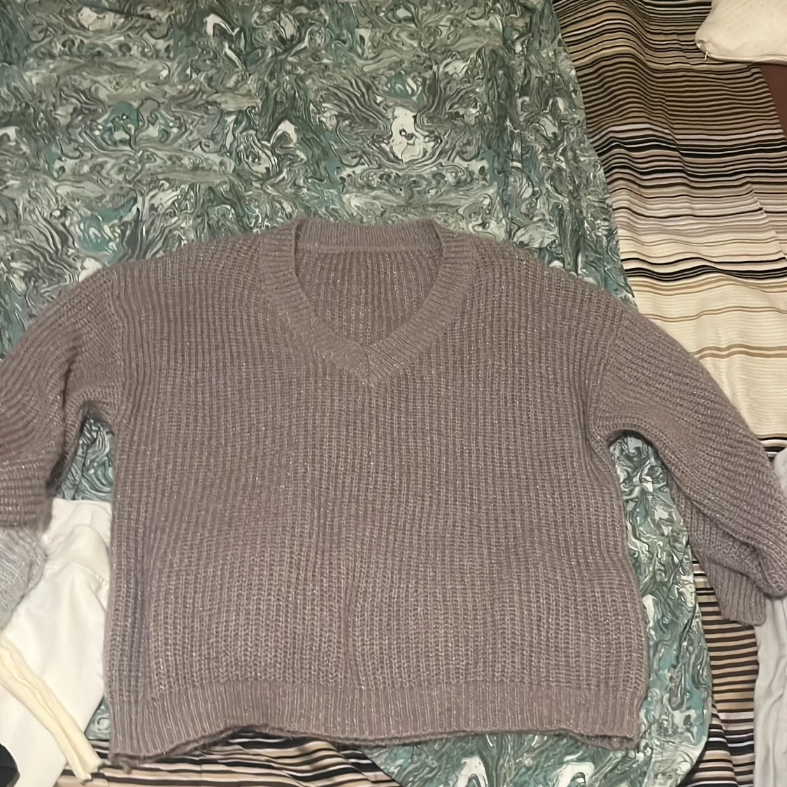 Grå stickad tröja - 1
