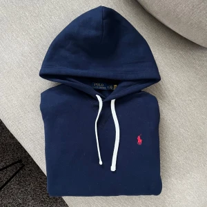 Ralph Lauren Hoodie - Säljer denna stilrena Ralph Lauren hoodie som passar storlek S/M, passar någon som är ungefär 175 - 181 cm lång. Hoodien är i toppen skick, inga defekter!