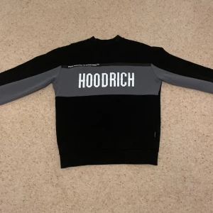 Svart och grå tröja från Hoodrich - Svart och grå hoodrich tröja i bra skick!  Storlek Large men är mer som storlek Medium! VARAN FINNS PÅ FLER SIDOR SÅ FRÅGA FÖRST OM DEN FINNS KVAR! 