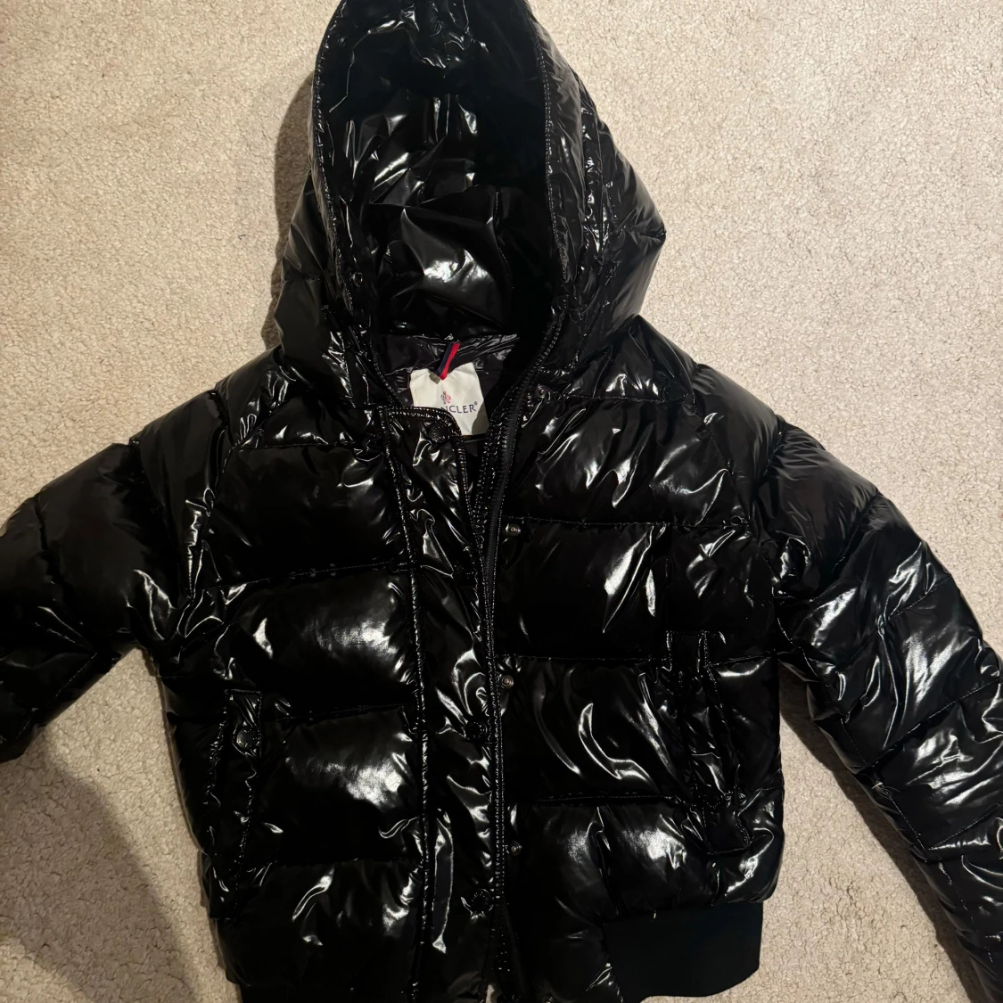 Svart dunjacka med päls från Moncler - 1