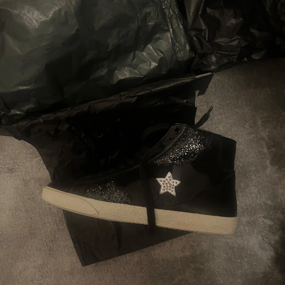 Svarta sneakers med stjärndetaljer från Saint Laurent - 2