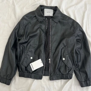 ny svart konstläderjacka - ny svart konstläderjacka