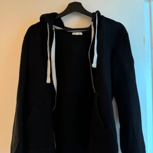 Flera olika koftor och hoddies  - Som nya, flera olika storlekar .. peak tröjan är en unisex i storlek M helt ny för stor för mig 