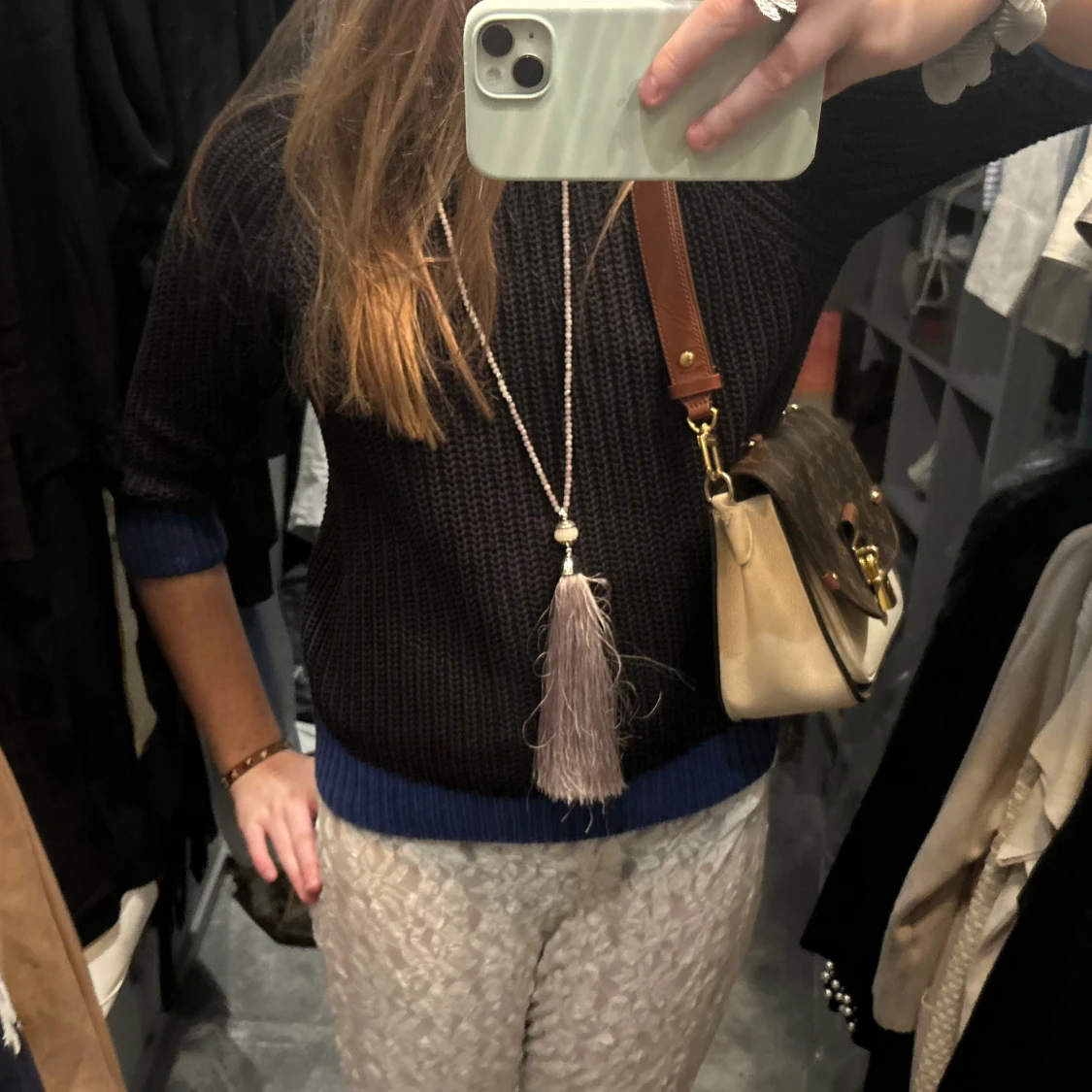 Svart stickad tröja med blå detaljer - 1