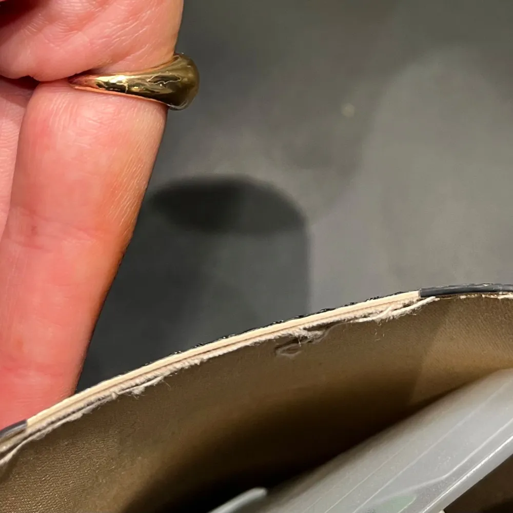 säljer denna då den inte kommer till användning längre, nypris ca 3000kr. det finns några defekter som man ser på sista bilden och de finns ca 3 sådana men inget märkbart, och därför är priset lågt. pris går att diskutera då jag helst vill sälja den snabbt 💕. Laukut & Käsilaukut.
