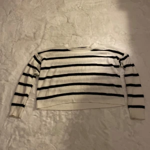 Vit och svart randig tröja från Shein - Säljer en stilren vit tröja med svarta ränder från Shein. Tröjan har långa ärmar och är tillverkad i ett mjukt material som passar perfekt för en avslappnad look. Perfekt för dig som gillar klassiska mönster!