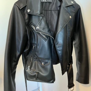 Skinnjacka Zara  - Skinnjacka från Zara, knappt använd då den inte kom till användning hos mig 