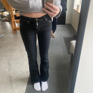 Svarta low flare jeans - Snygga svarta low flare jeans med låg midja. Storlek xs och säljer dessa då jag tycker att dom är för korta på mig annars är dom i väldigt bra skick!💕