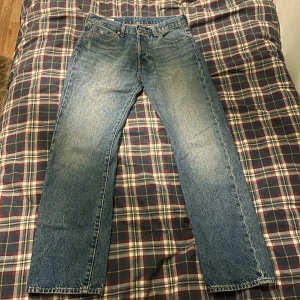 Levis 501 jeans i blå denim - Klassiska Levis 501 jeans i blå denim med en straight passform. Säljer dom för det passade inte mig riktigt. Använd 1 gång så dom är i ny skick. Pris kan diskuteras vid snabb affär