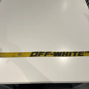 Off white bälte - Använt i ungefär 1 år och är för stort och är anledningen varför jag säljer de. Äkta men behöver pengar till annat så säljer de billigt. Går att bränna kortare till storleken man vill ha. Kan gå ner i pris.