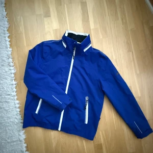 Sebago seglarjacka Stl L - Oanvänd! - Helt ny jacka ifrån Sebago Luva finns att fälla ut ifrån kragen Aldrig använd så i perfekt skick