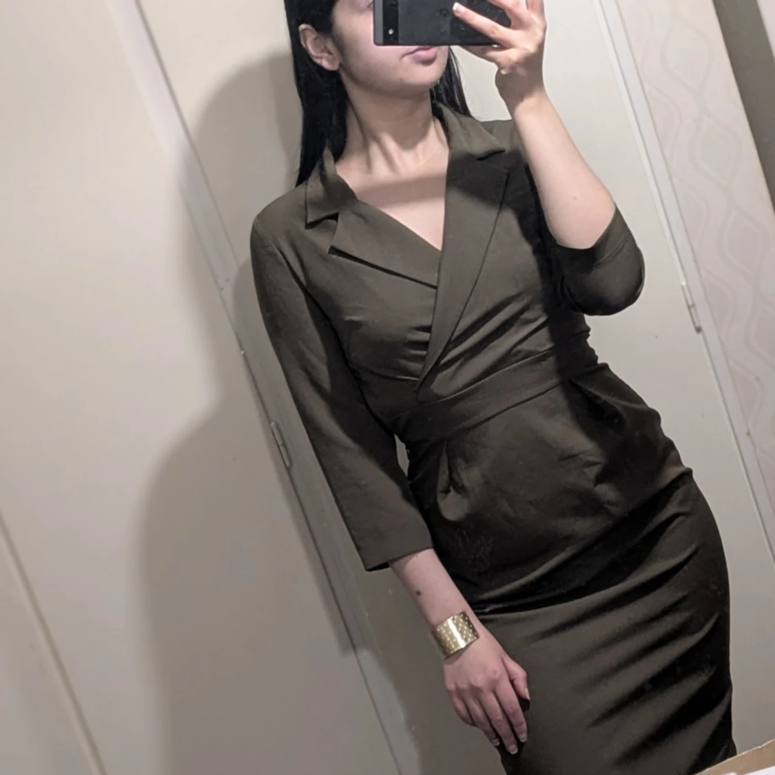 Olivgrön klänning med omlott-design - 2