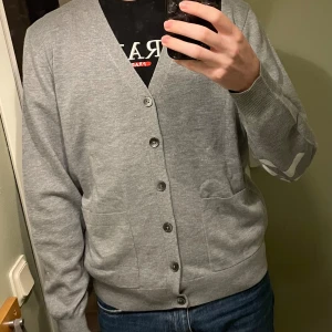 19V69 Italia Cardigan - Tjena säljer en helt ny 19V69 Italia cardigan. Materialet är en kashmirblandning. Jag är 187(se bild 2). Nypris ligger på 3215kr. Hör av dig vid minsta fundering!