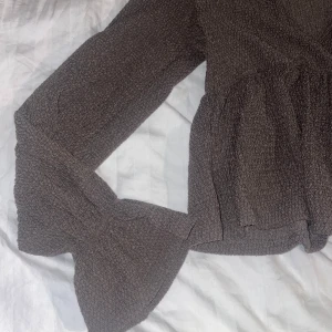 Brun blus - Säljer brun jätte fin blus från gina med fina vida armar. Som ny💕
