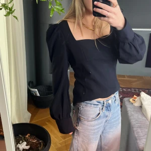 Svart blus från Zara - Såå snygg figursydd blus från zara aldrig använd🖤😻