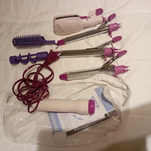 Locktång krustång rundborste multistyler - Babyliss multistyler set med flera utbytbara tillbehör för olika frisyrer. Inkluderar locktänger, borstar och spiralverktyg i lila och silver. Perfekt för att skapa varierade stilar hemma.