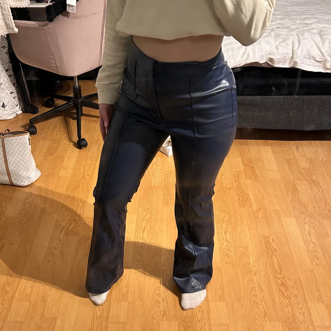 Blå glansiga byxor - 1