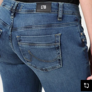 Blå jeans från LTB - Snygga blå jeans från LTB med klassisk femficksdesign och knappgylf. De har en bootcut/flare passform. De är helt oanvända och har lappen kvar. Originalpris=699kr.