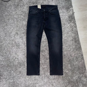 Nudie Jeans - Feta mörkgråa Nudie Jeans i slim fit. Storlek 32/30 i helt nytt skick. Hör av er vid minsta funderingar!