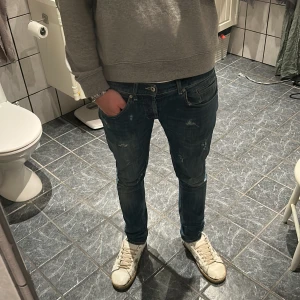 Dondup Jeans - Snygga blå skinny jeans från Dondup med riktigt snygga slitningar. Modellen George så de sitter slim. Skriv om ni har några funderingar! Priset går att diskutera vid snabb affär!