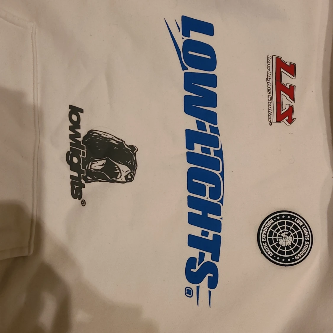 Vit hoodie från Lowlights studios - 2