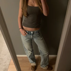 Ljusblå Arrow jeans från Weekday - Ett par ljusblå Arrow jeans från Weekday, perfekta för våren och passar med vilken tröja som helst!🩵