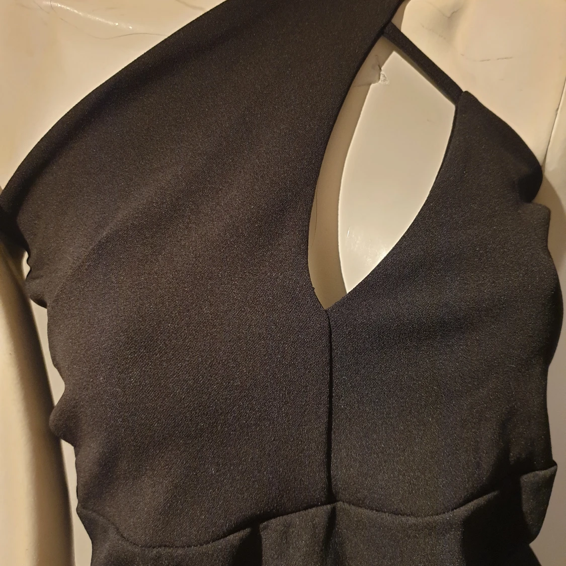 Svart oneshoulder klänning från PrettyLittleThing - 1