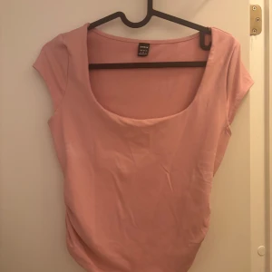 Rosa kortärmad topp från SHEIN - Säljer en söt rosa topp från SHEIN med korta ärmar och rund halsringning. Perfekt för en avslappnad stil. Toppen är gjord i ett mjukt material som känns skönt mot huden. Helt oanvänd. Säljer för 120 kr men priset kan diskuteras❤️