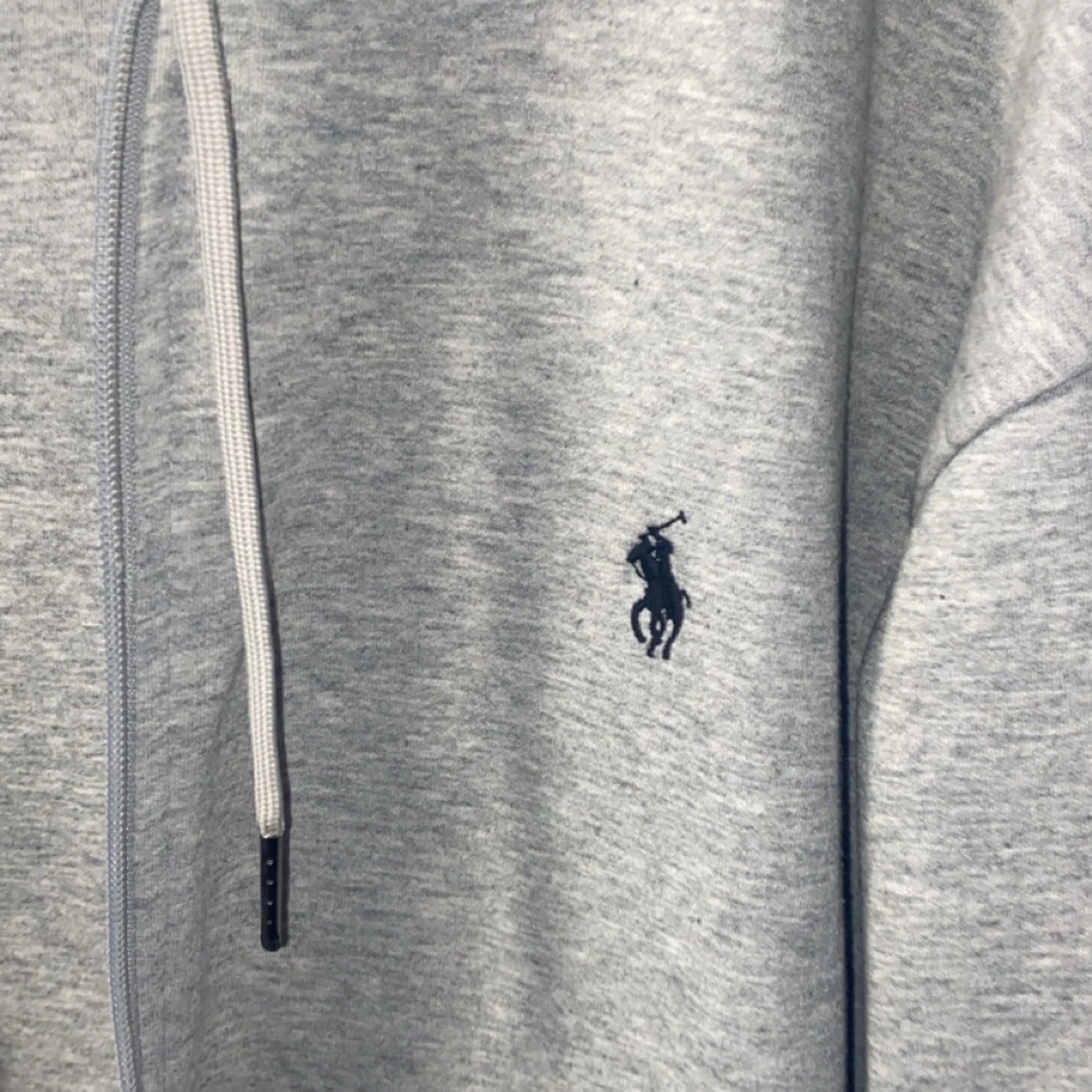 Säljer en grå Ralph lauren zip hoodie  - 1