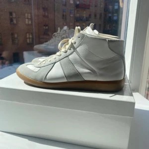 Maison margiela gat - Maison margiela gat high top i fint skick. Kvitto finns. Skriv vid minsta fundering. St 41 men passar 42