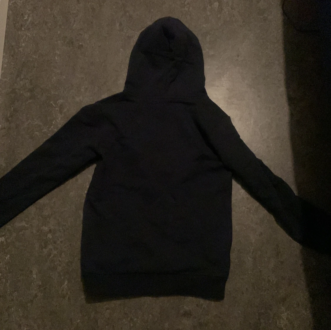 Mörk blå hoodie från Comme des Garçons - 1