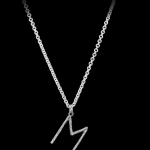 Maria Nilsdotter halsband - Elegant silverhalsband med ett unikt bokstavshänge i form av ett 'A'. Perfekt för att ge en personlig touch till din stil. Kedjan är fin och smidig, vilket gör den bekväm att bära hela dagen.